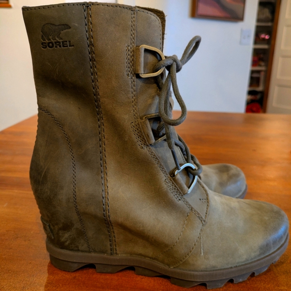 Sorel Joan of Arctic Wedge II Booties Green, size 8